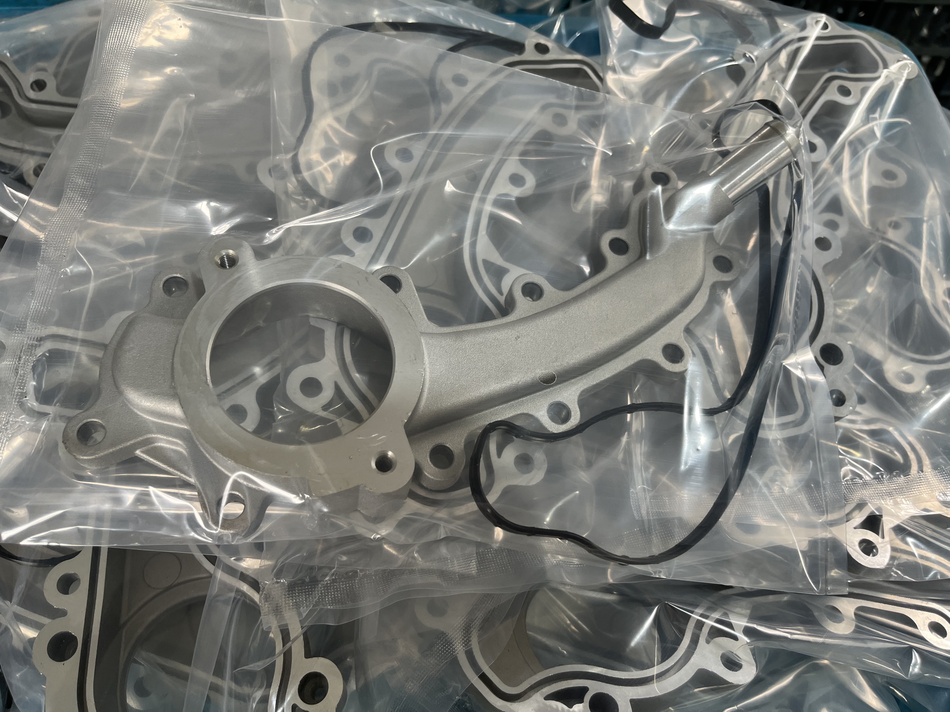 902-3102, 05184653AF, 05184653AC Engine Coolant Crossover Pipe Water Flange